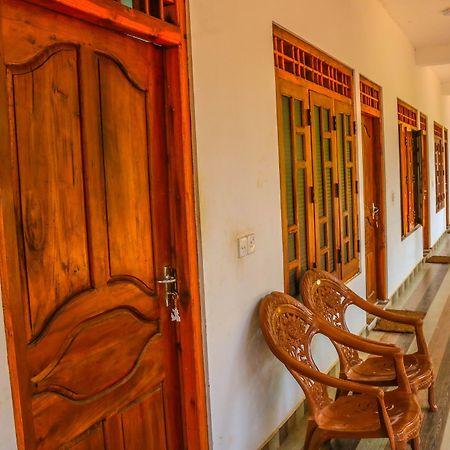 French Garden Eagle Wings Inn Uppuveli Buitenkant foto